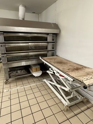 une photo d'une cuisine avec une table au milieu