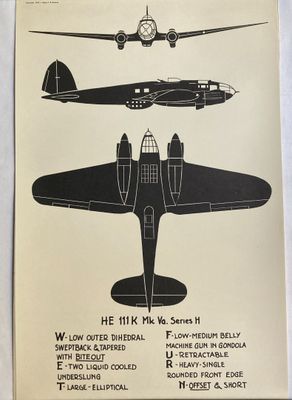 une photo en noir et blanc représentant un avion et une horloge