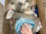une boîte en carton remplie de vêtements et d'autres objets
