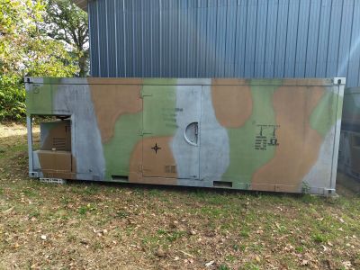 une grande boîte métallique ornée d'un motif de camouflage