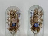 deux vases contenant des fleurs, posés sur une table