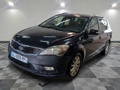 la photo d'une voiture noire garée dans un garage