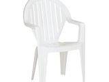 une chaise en plastique blanche posée devant un fond blanc