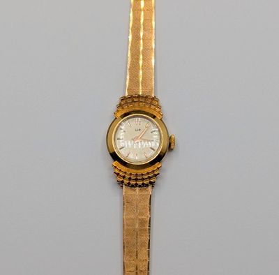une image d'une montre-bracelet en or avec un cadran blanc