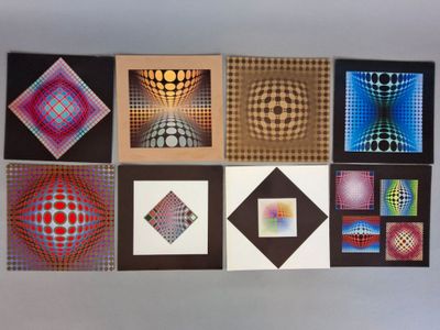 de nombreuses images de formes et de tailles variées accrochées au mur