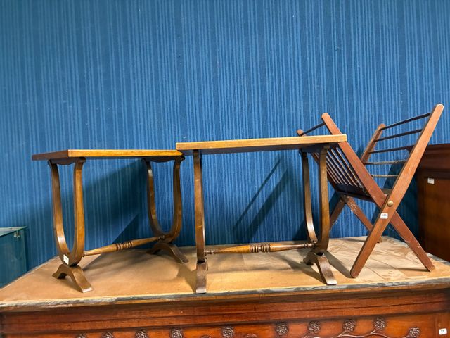 Paire de petites tables basses et porte revue pliant. 