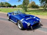 une voiture de sport bleue garée sur le bord de la route