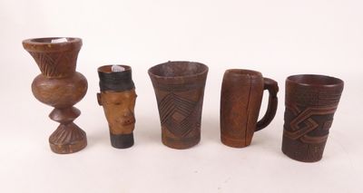 cinq types différents de vases et de tasses sur la table
