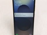 gros plan d'un téléphone portable sur une surface blanche