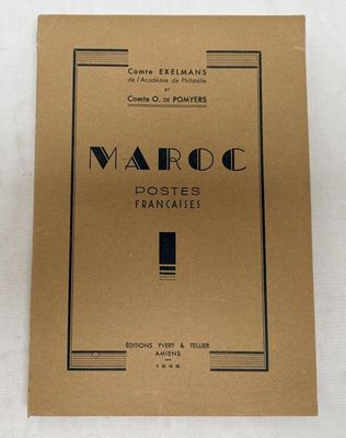 gros plan d'un livre sur une table à fond blanc