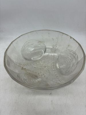 un saladier en verre transparent orné d'un motif circulaire