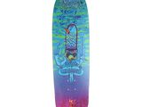 Le skateboard est bleu et violet, avec un oiseau dessiné dessus.