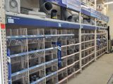 de nombreuses cages sont proposées à la vente sur les étagères du magasin