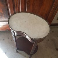Table rognon en bois de placage et bois verni ouvrant à un t… (photo 2)