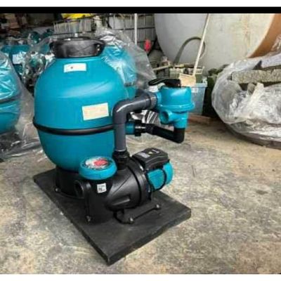 un gros plan d'une pompe à eau bleue et noire posée sur un support