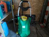 un aspirateur vert et jaune dans un garage