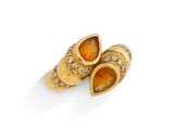 une paire de boucles d'oreilles en saphir jaune et diamants