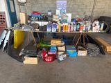 une table remplie d'objets divers dans un garage