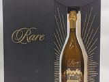 un gros plan sur une bouteille de champagne dans un coffret noir