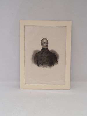 une vieille photo d'un homme en costume-cravate, dans un cadre blanc