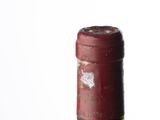 une bouteille de vin posée sur une table