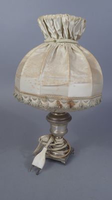 Pied de lampe en métal argenté le fût balustre reposant sur …