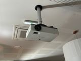 un projecteur fixé au plafond d'une pièce