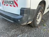 une camionnette blanche avec une inscription « service » sur le côté