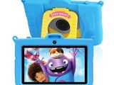 La tablette des enfants est bleue et comporte l'image d'un chat.