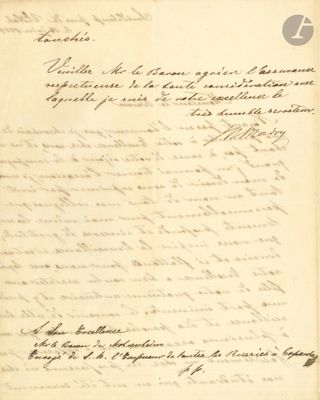 un vieux document écrit posé sur une table