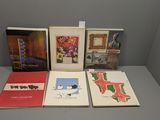 quatre livres sont posés sur une table dans une pièce
