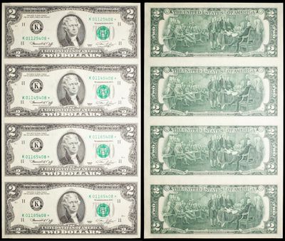 quatre billets différents, de couleurs et de motifs variés, sur fond noir