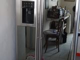 un miroir accroché au mur de la pièce