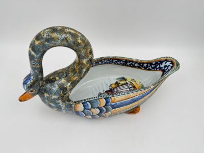 un plat en céramique en forme de cygne, orné d'un bateau