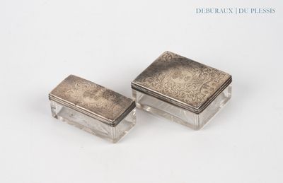 une paire de boîtes anciennes en métal argenté sur fond blanc