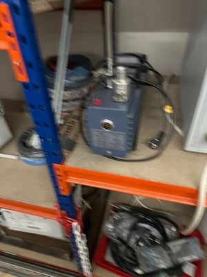 une échelle bleue et orange posée sur une étagère dans une pièce