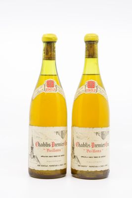 deux bouteilles d'alcool posées l'une à côté de l'autre sur une surface blanche