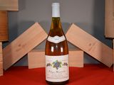 une bouteille de vin posée sur une table