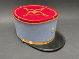 chapeau haut-de-forme gris et rouge, orné d'une bordure dorée et d'un squelette sur le côté