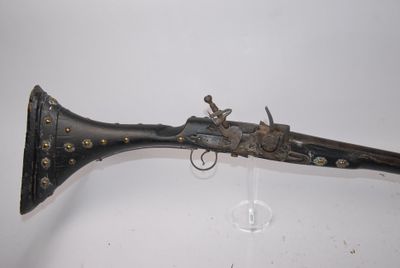 une vieille arme exposée dans une vitrine