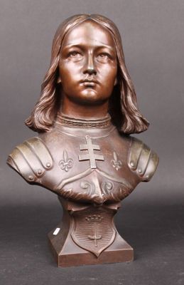 un gros plan sur un buste en bronze représentant un homme aux cheveux longs