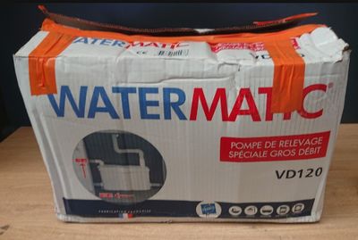 une boîte de papier toilette Watermatic posée sur une table