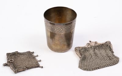 une vieille coupe en argent entourée d'une chaîne, et une autre chaîne autour de la coupe
