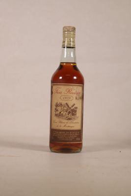 une photo d'une bouteille de whisky posée sur une surface blanche