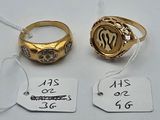 Deux bagues en or et une bague en argent sont posées sur une table blanche.