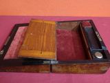 une petite boîte en bois contenant un miroir
