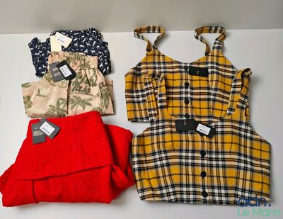 trois vêtements sont disposés sur une surface blanche