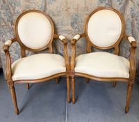 Paire de fauteuils à dossier médaillon de style Louis XVI