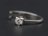 gros plan d'une bague en diamant sur une surface noire