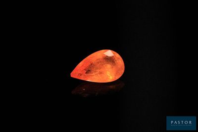 une pierre de quartz orange sur un fond noir